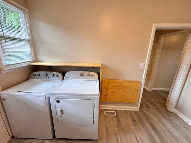 Building Photo - 2 Bed, 1 Bath Home w/ Garage