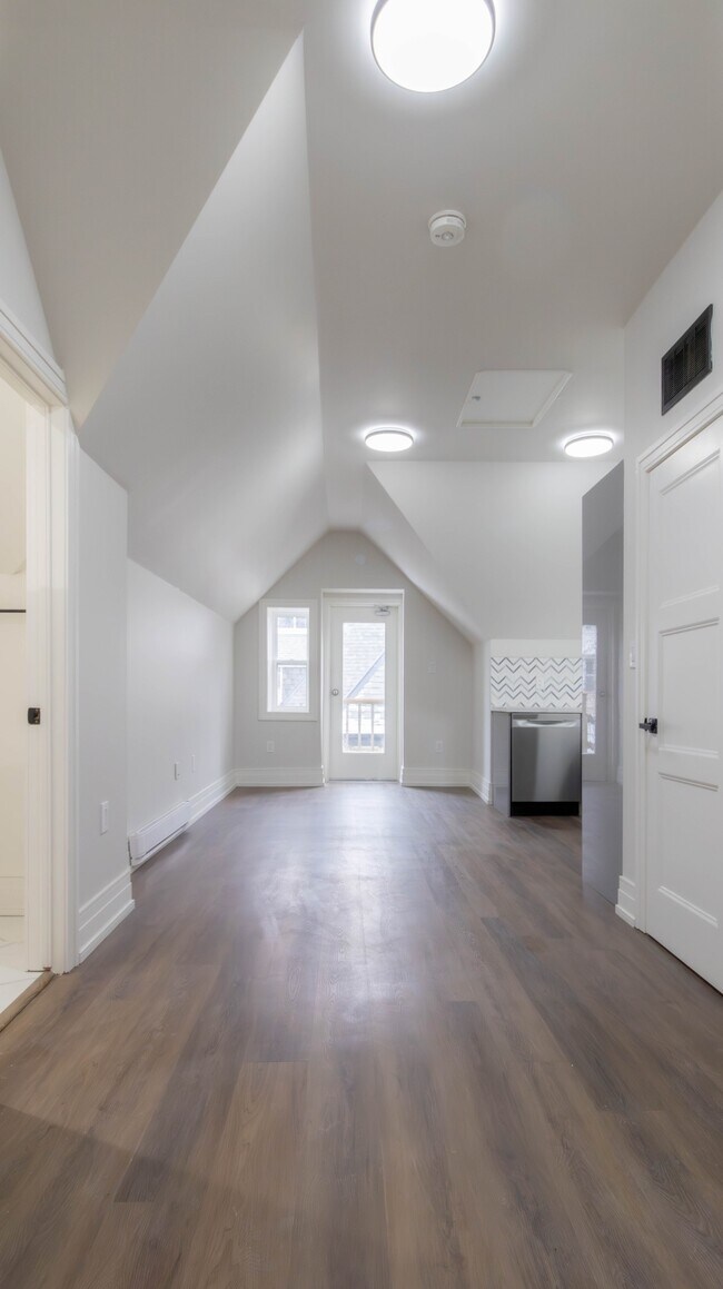 Photo du bâtiment - 5-52 Charlton Ave W