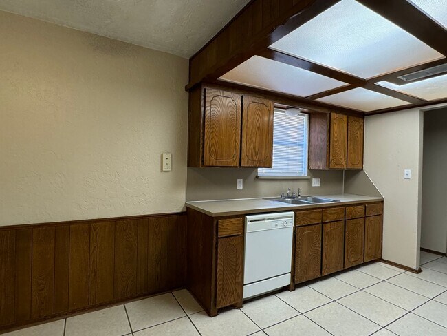 Building Photo - 4815 SE Trenton Rd