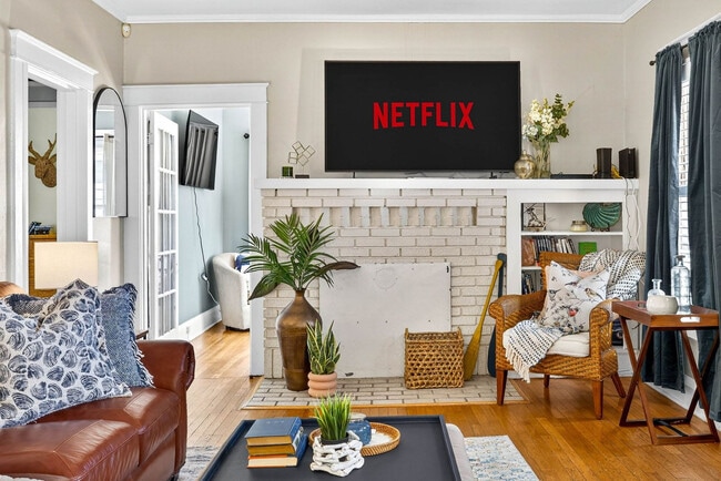 Building Photo - 3321 W San Juan St