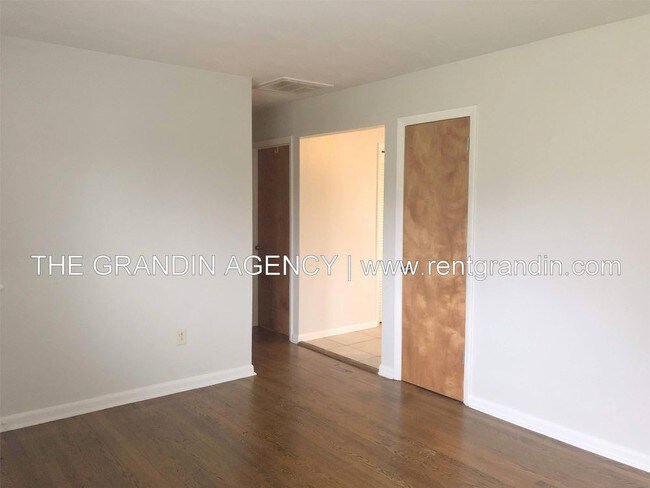 Building Photo - 1470 Greenbrier Avenue Southeast