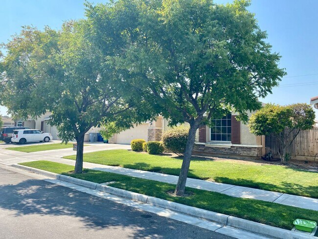 Building Photo - HUGE Single Story 4 Bedroom 3 Bath with 3 ...