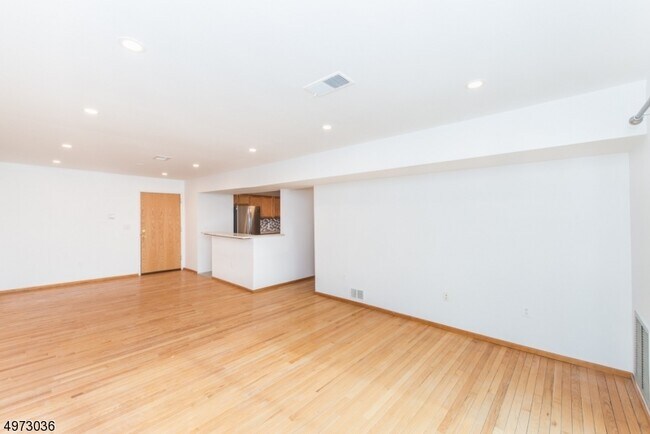Building Photo - 41 Mt Kemble Ave