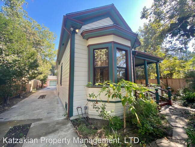 Building Photo - 3 br, 2 bath House - 824 N. Lincoln Street