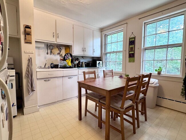 Foto del edificio - NO FEE!!! HT/HW INCLUDED! PARKING AVAIL!  3 BED/2 BATH ON BRIGHTON/BROOKLINE LINE FOR SEPT 1