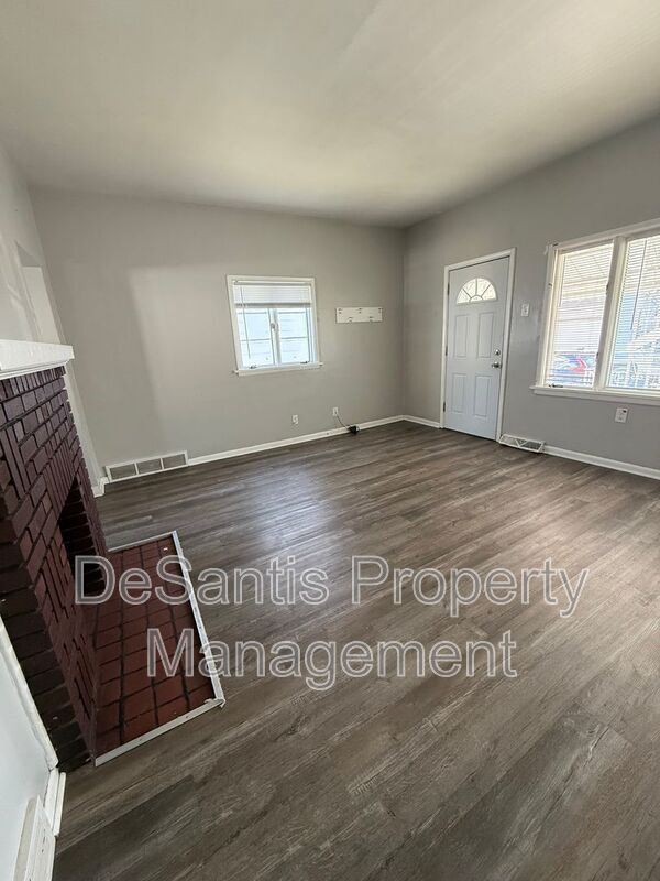 Building Photo - 454 Park St