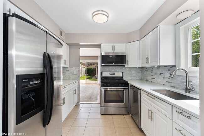 Foto del edificio - 7811 W Balmoral Ave