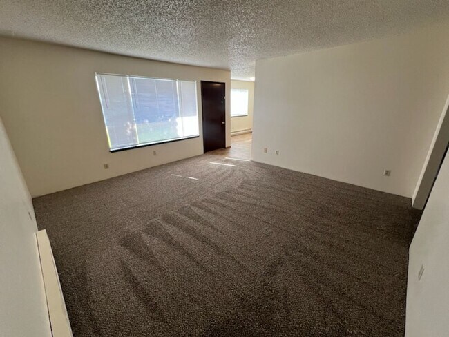 Building Photo - PET FRIEDNLY 2 BEDROOM APARTMENT AVAILABLE...