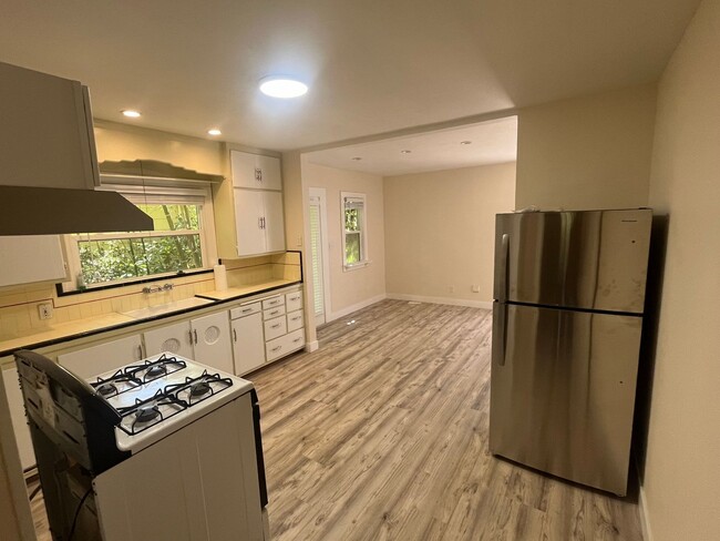 Building Photo - 2-Bedroom Crockett Lower Duplex Unit Avail...