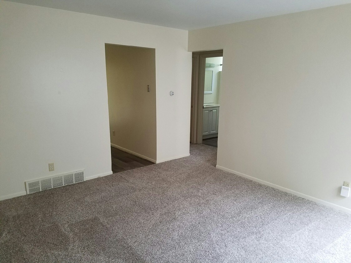 L/R - 1309 W Reardon St