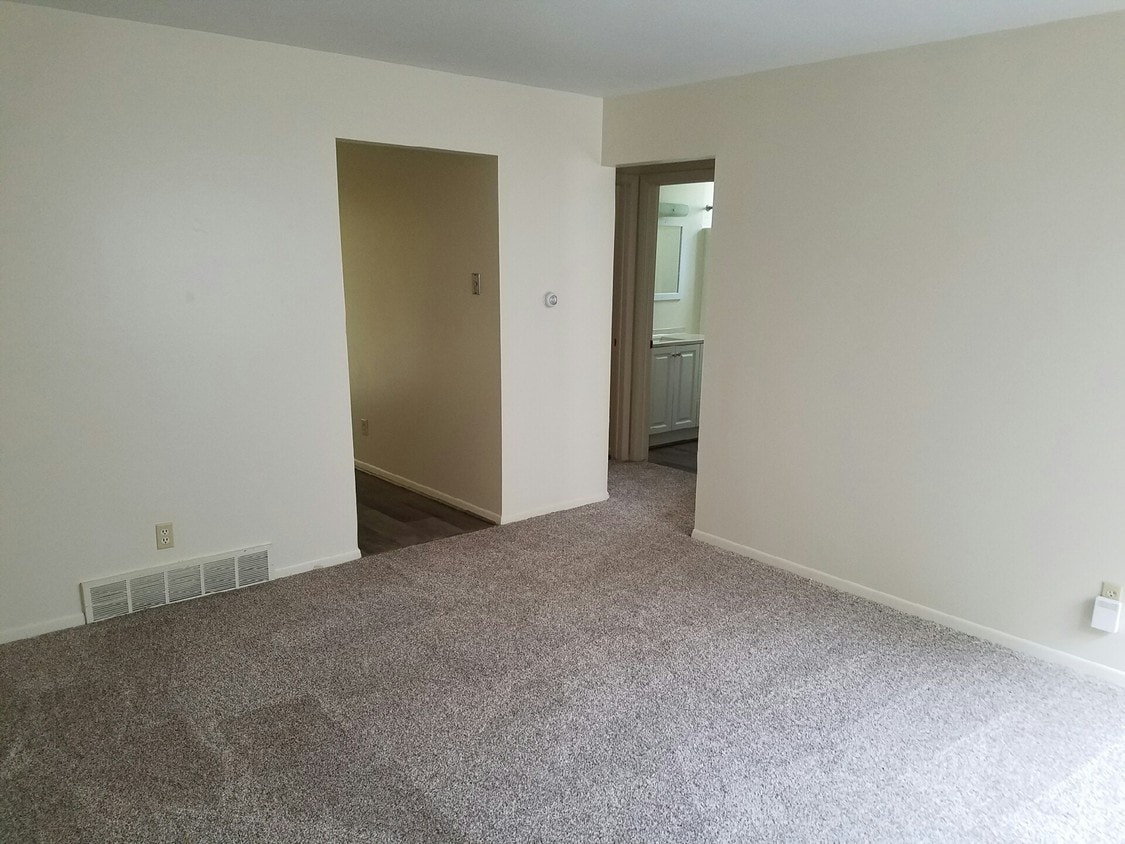 L/R - 1309 W Reardon St