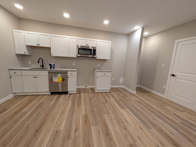 Building Photo - 4250 Lancaster Ave