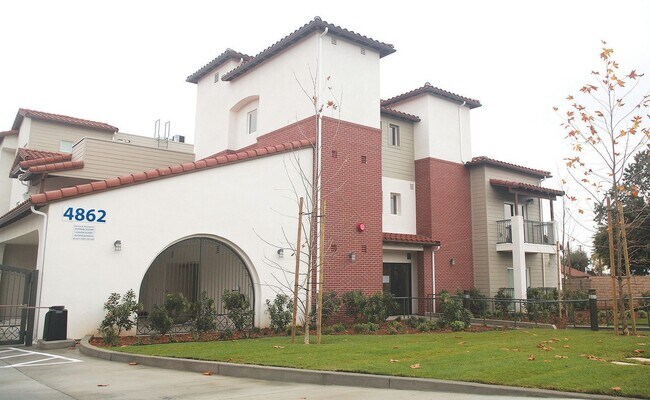 Building Photo - 4864 Cochran St