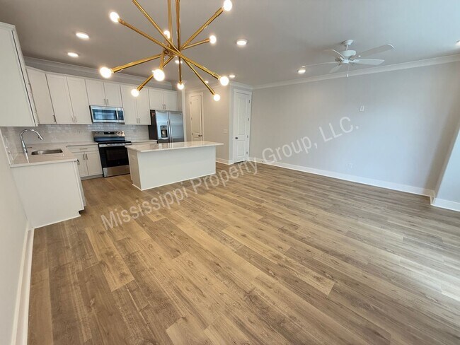 Building Photo - 703 Miramar Ln