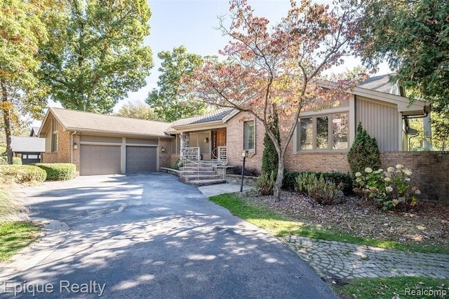 Building Photo - 135 W Hickory Grove Rd