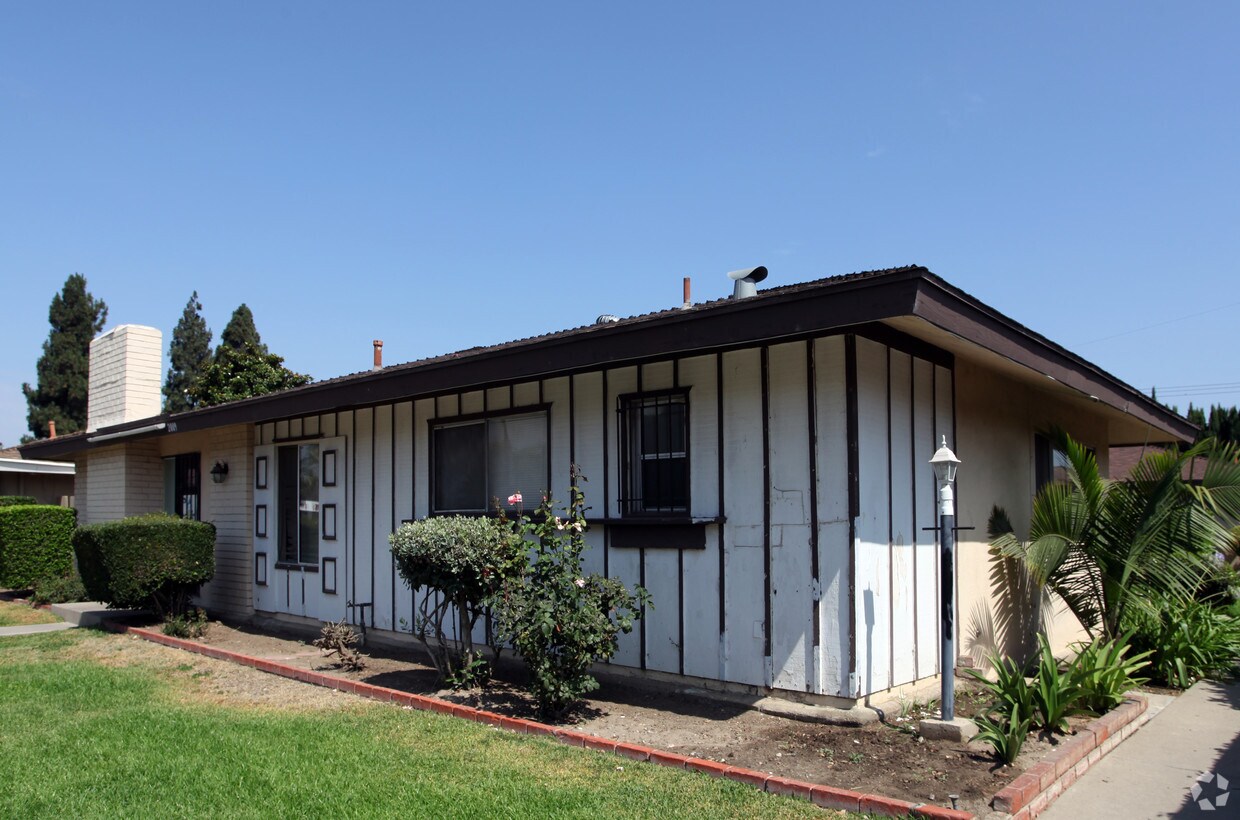 Primary Photo - 2009 E Almont Ave