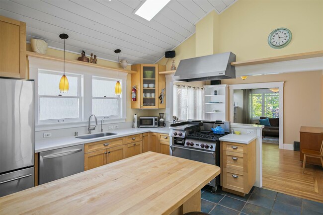 Building Photo - 1409 Alcatraz Ave