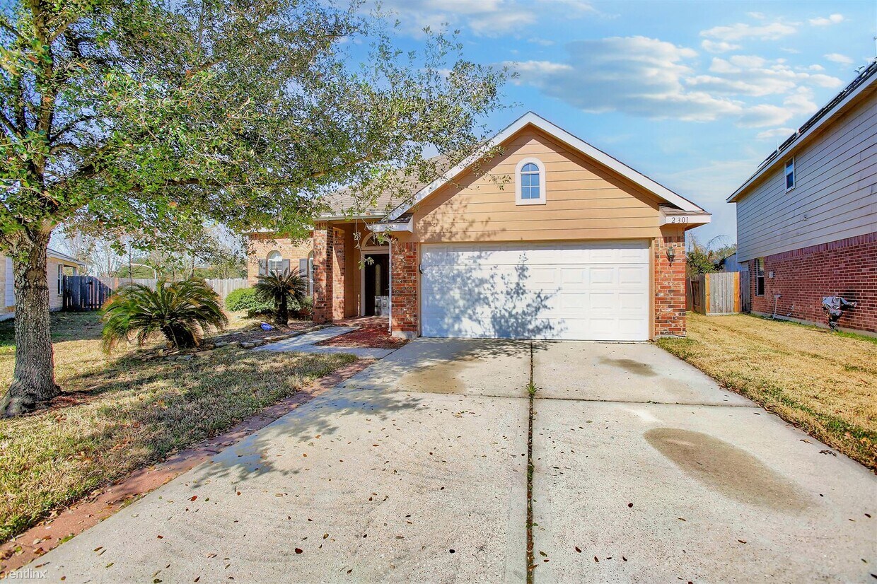 4 br, 2.5 bath House 2301 Wimberly Dr House Rental in Deer Park, TX