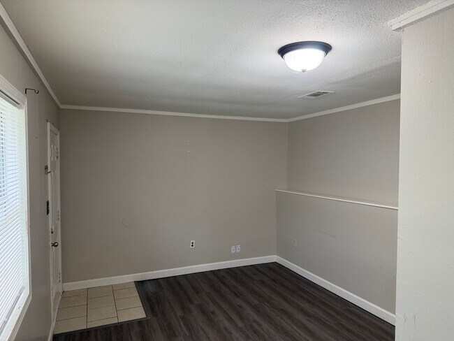 Building Photo - 2 Bed 1 Bath Duplex