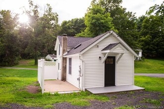 Building Photo - 449 N Quaker Ln