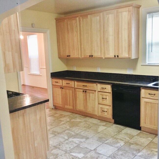 Building Photo - 2 Bedroom 1 Bath Victorian House in Vallej...