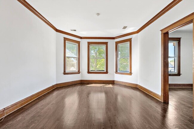 Building Photo - 4832 W Cornelia Ave