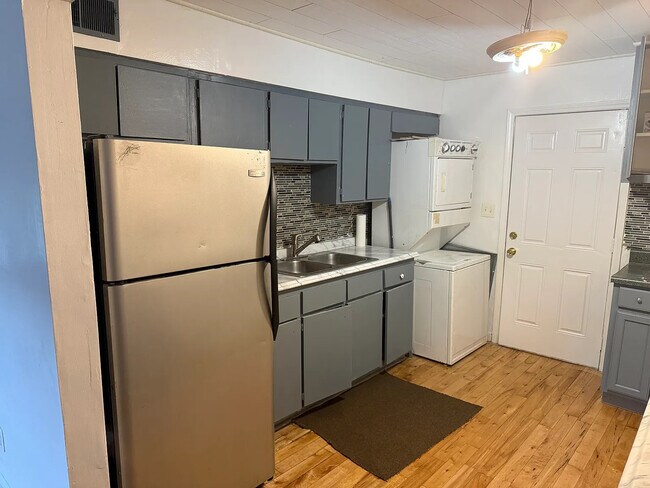 Foto del edificio - Room in Apartment on Dunlap Ave