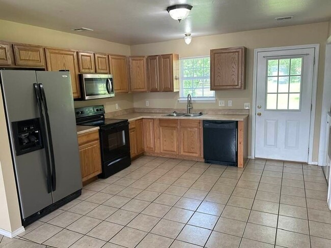 Building Photo - 3 bedroom/ 1 bath house