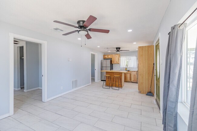Foto del edificio - Adorable updated 2 Bedroom 1 Bath Home on ...