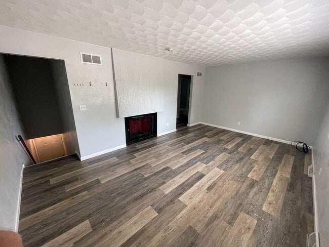 Building Photo - 729 W 61st St