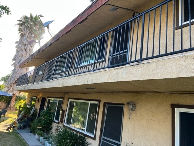 2 units upstairs & 2 units downstairs - 1967 Anaheim Ave