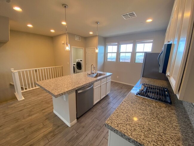 Foto del edificio - Gorgeous 3Bed/4Bath/2Car, 3-Story Townhome nestled in this beautiful Summerlin West Gated Communi...