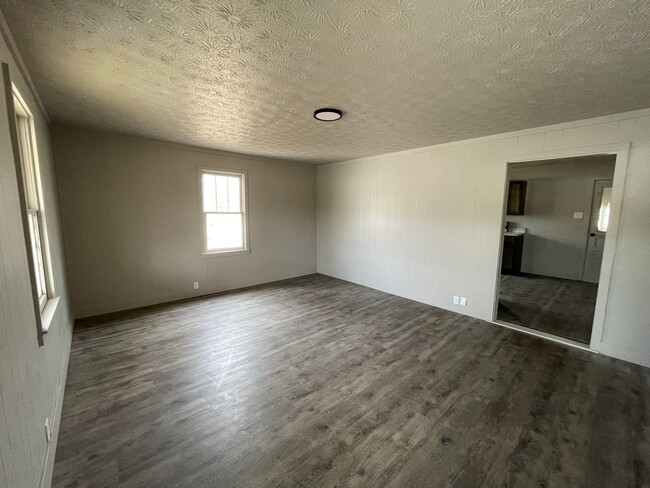 Building Photo - 802 E Church St