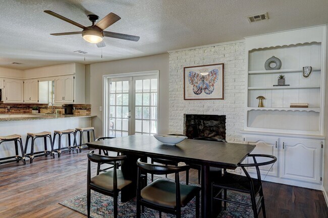 Foto del edificio - Turnkey Gem: Fully Furnished 5-Bedroom Home with Spacious Layout and Corner Lot!