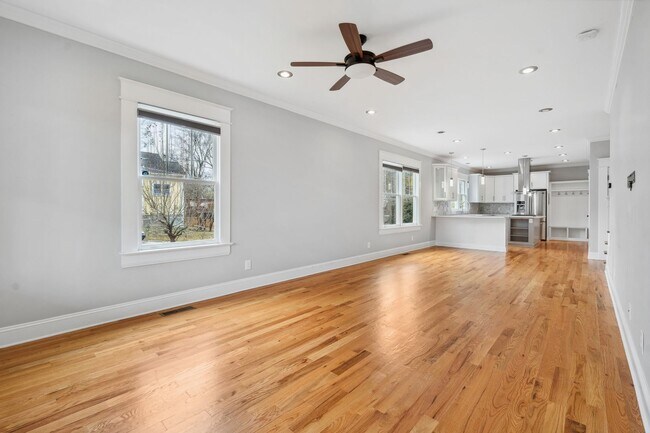 Foto del edificio - AVAILABLE NOW!!  Stunning 4 Bedroom & 3.5 ...