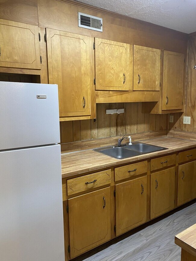 Building Photo - 4011 West Montague Avenue - 9 Unit 9
