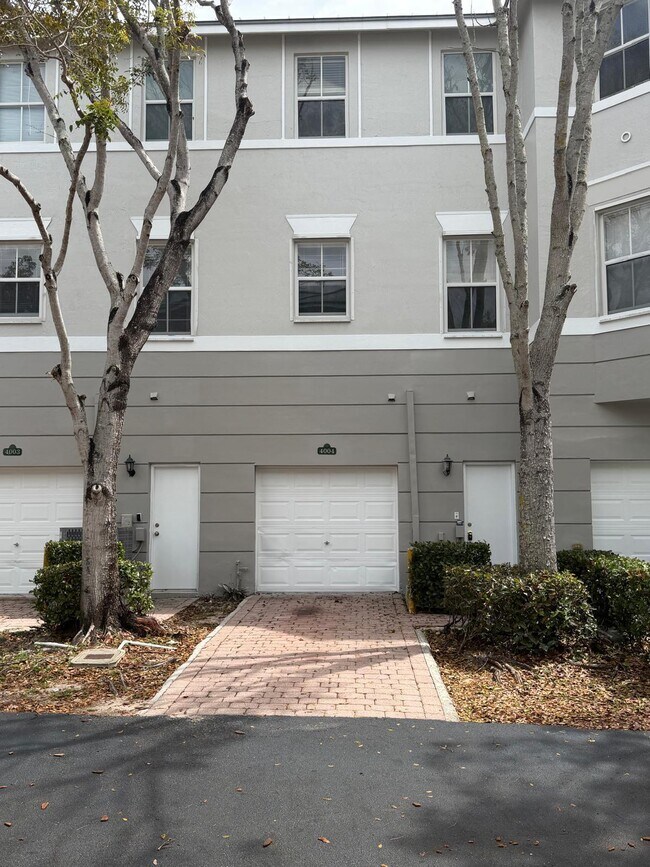 Building Photo - 4004 Shoma Dr