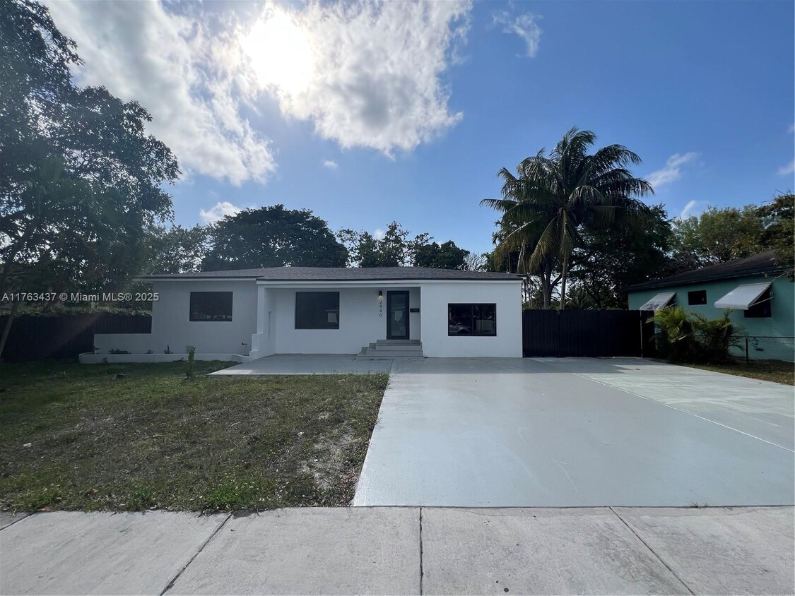 Primary Photo - 12940 NW Miami Ct