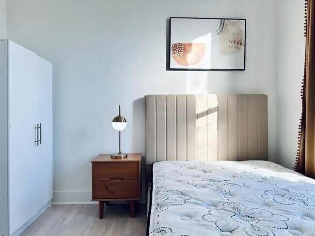 Foto del edificio - Furnished room/NOT APARTMENT