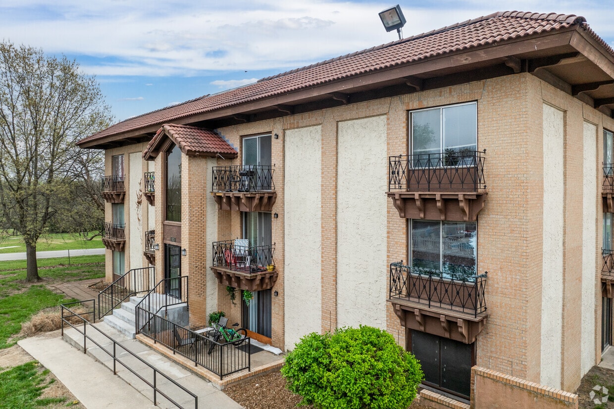 Four Seasons Apartments in Emporia, KS