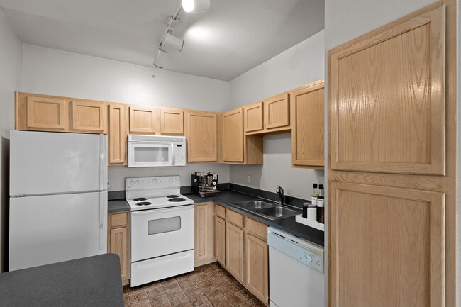 Kitchen - Stonepost Lakeside Apartment Homes