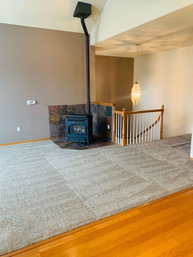 Foto del edificio - Beautiful Updated Townhome overlooking Mea...