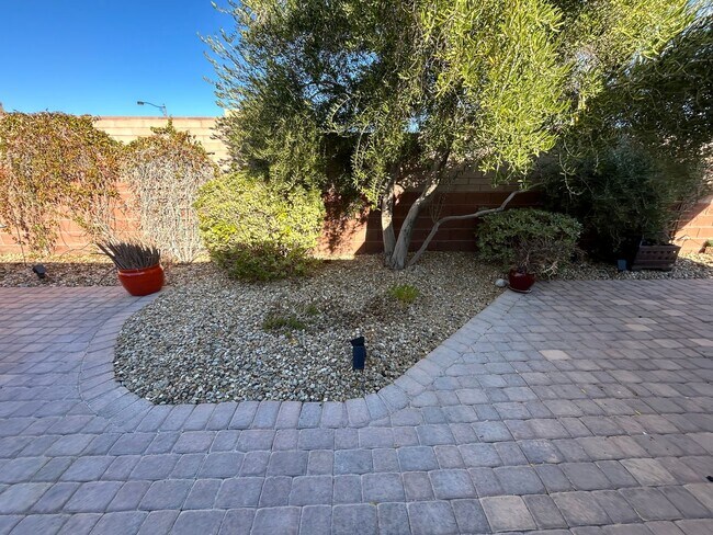 Foto del edificio - One story home 3 bedrooms and 2 full bathr...