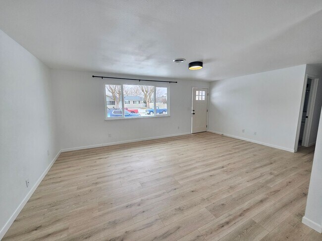 Foto del edificio - Renovated 4 Bedroom Home