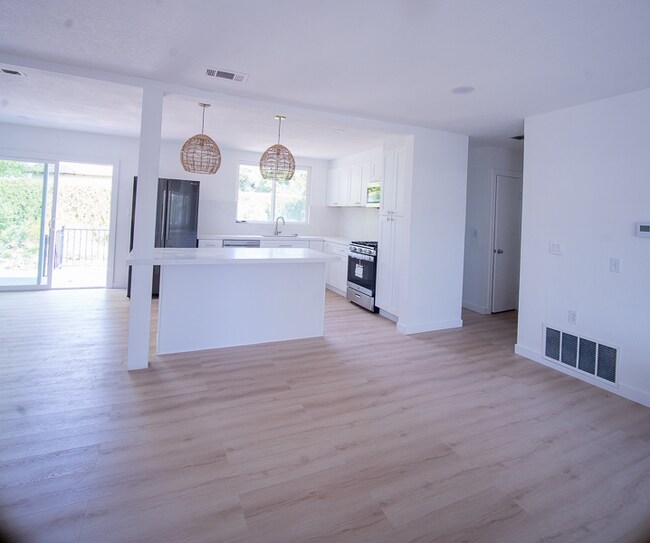 Building Photo - 405 Beaumont Dr
