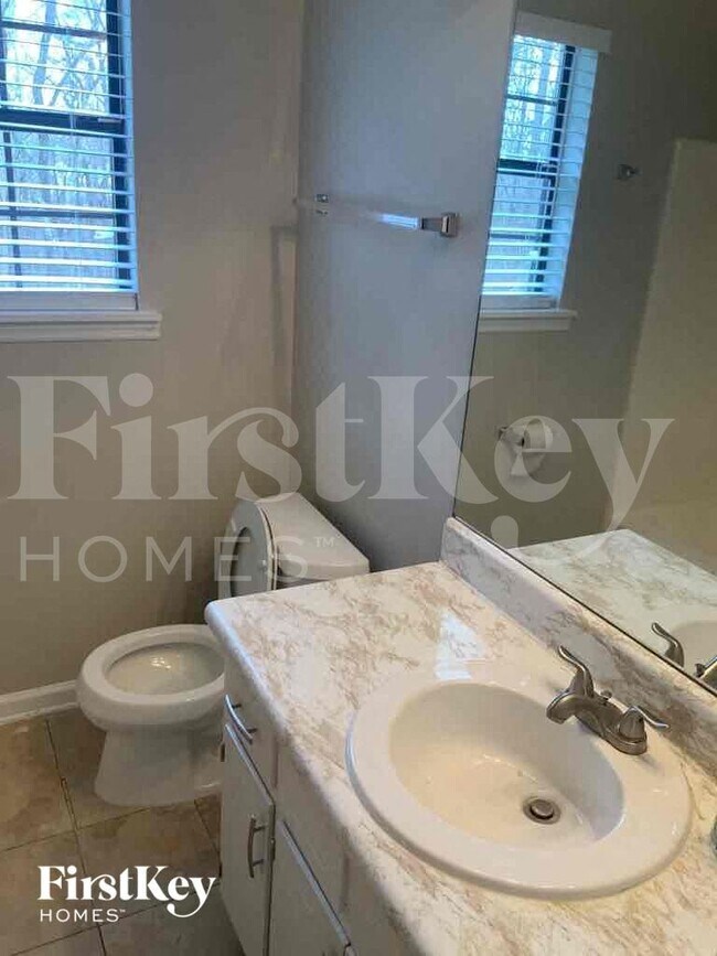 Foto del edificio - 2215 Rock Springs Rd