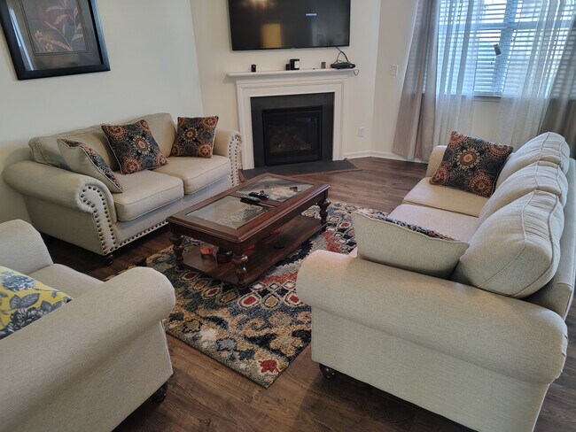 Foto del edificio - Room in House on Pennyroyal Wy