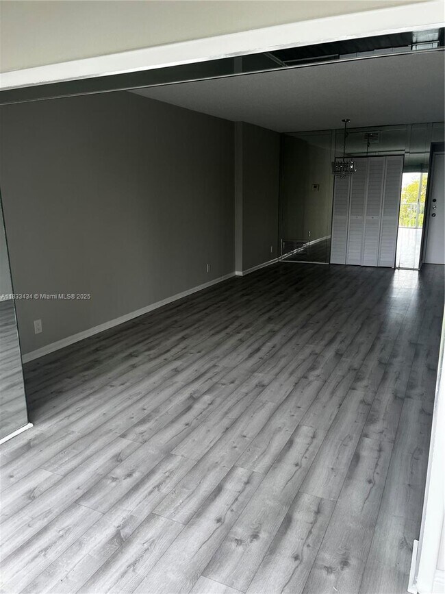 Foto del edificio - 4200 Hillcrest Dr