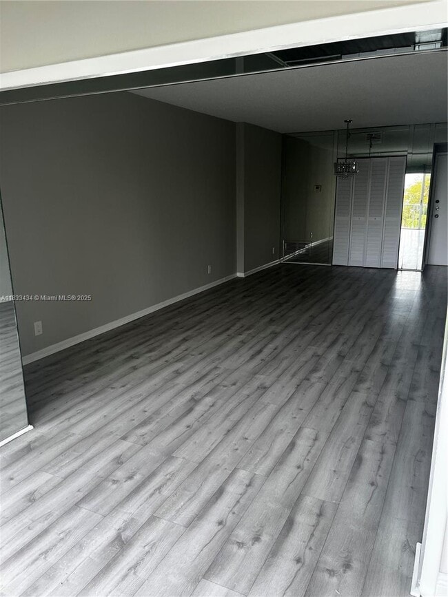 Building Photo - 4200 Hillcrest Dr