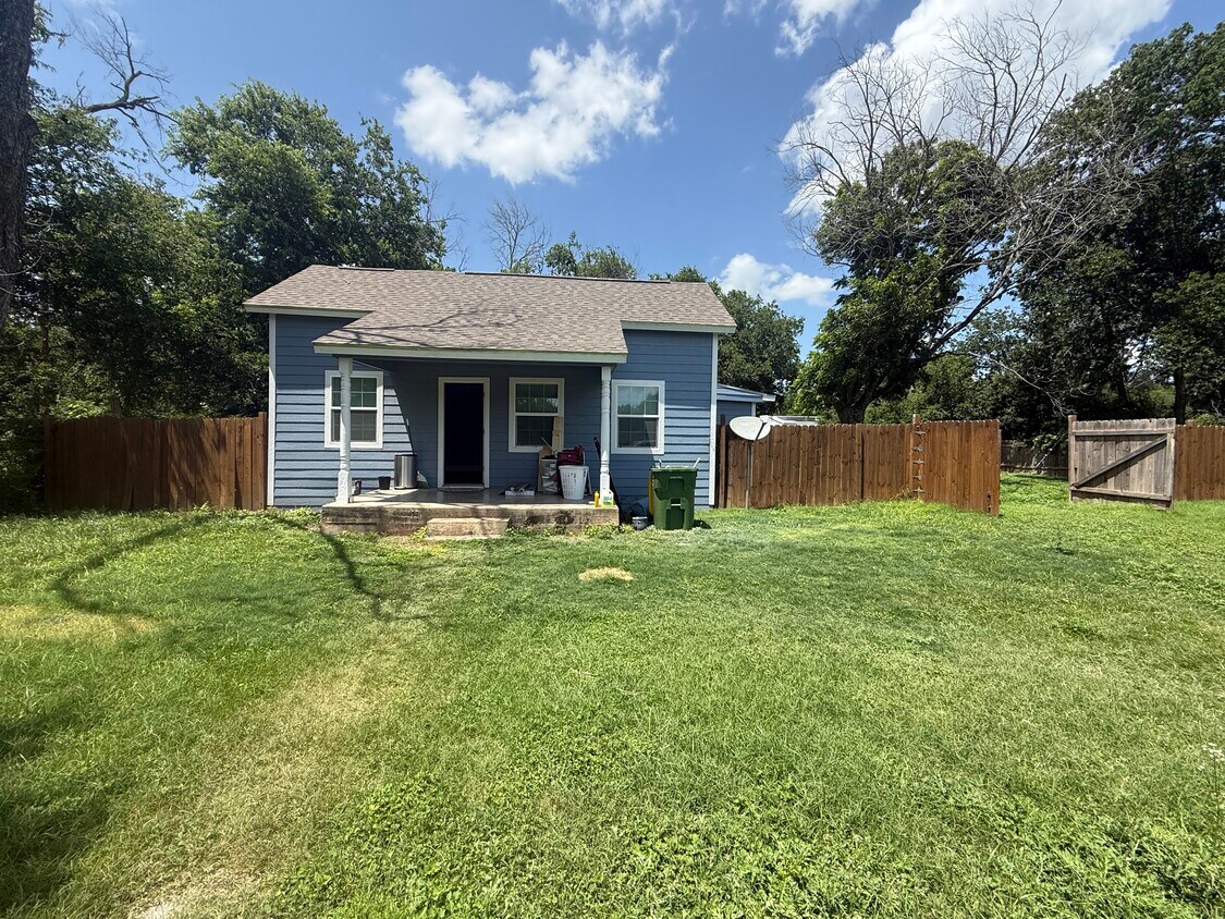 Foto principal - 508 N Railroad Ave